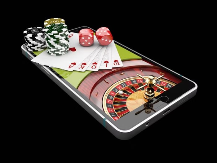 geng77 Live Casino – dealer profesional memimpin meja Baccarat dengan streaming berkualitas tinggi